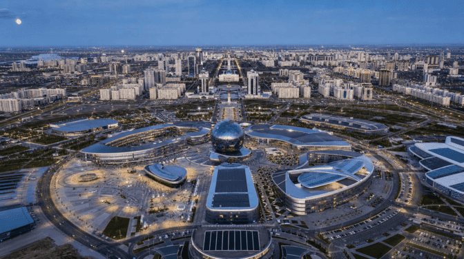 Астана вечером — небоскрёбы делового центра рядом с кампусом Astana Hub